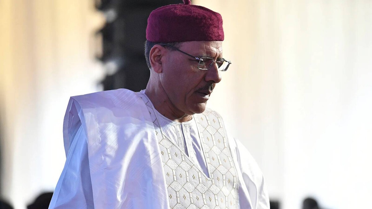 Суд в Нигере приказал снять неприкосновенность с свергнутого президента